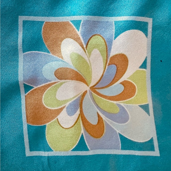 OSCAR by OSCAR DE LA RENTA 100% Silk Blue & Multi-Hue Vintage Scarf. Perfect. - Picture 3 of 7